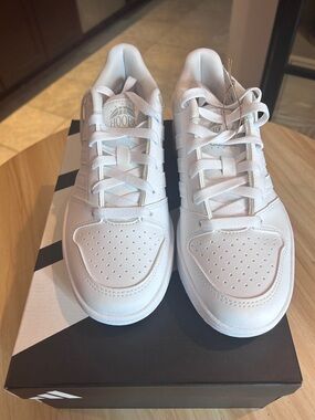 NIB/NWT Adidas Hoops Classic W 7.5